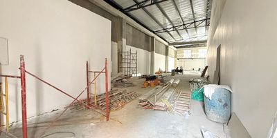 Buscas un local que realmente se sienta conectado con el movimiento y la vida del centro? Este espacio de 340 m, ubicado en pleno corazon de la ciudad, te ofrece un flujo constante de personas y vehiculos, ideal para negocios que dependen de visibilidad y cercania.

Se entrega semi completo, listo para adecuarse segun las necesidades del arrendatario, lo que te permite crear un ambiente a la medida de tu proyecto. Su ubicacion te deja a pasos de colegios, universidades, bancos, restaurantes, gimnasios, parques y toda la oferta comercial que hace del centro un punto tan atractivo y dinamico.

Te gustaria conocer un lugar con tanto potencial para tu negocio? Estoy listo para ayudarte a visitarlo.