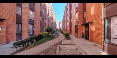 Apartamento en venta de 51m2, con vista interior, ubicado en un 1er piso (Torre 16 Apto 104), parqueadero comunal. Consta de 3 habitaciones, 1 baño, sala comedor, estudio, cocina integral y zona de lavandería. Tiene piso cerámico en todas sus zonas. El conjunto cuenta con senderos peatonales, zonas verdes, parque, salón comunal y vigilancia privada las 24 horas. Cerca a centro comercial Mediterráneo; cerca a almacenes de cadena Éxito; cerca a colegio San José IED; cerca a universidad de Cundinamarca; cerca a estación de Transmilenio Portal del Sur; Vías de acceso por la calle 13 y carrera 18g. NID 44168057928
