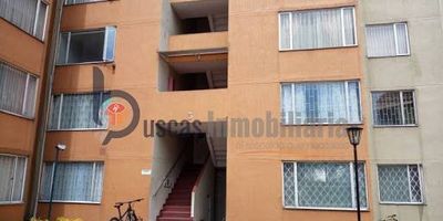 1052-152 – Apartamento en Arriendo – Conjunto Residencial Anillo 13 Santa Cecilia
Inmueble:         Apartamento
Área:                61 mts²
Alcobas:            3
Baños:              1
Integral:           1
Zona de ropas:  1
Se arrienda apartamento amplio y con buena iluminación natural. Cuenta con 3 alcobas cada una con su respectivo closet, 1 baño, cocina integral, sala comedor y zona de ropas. ubicado en un tercer piso vista exterior. Con una ubicación de fácil acceso a una cuadra de la avenida principal calle 63, y entre la avenida Boyacá y la Cali. Con parques, supermercados, transporte público y zonas comerciales cercanas y cerca al aeropuerto. Esperamos brindarte la asesoría para que pronto consiga su nuevo hogar, de una manera fácil y rápida, contáctanos. Somos Buscas Inmobiliaria, Código 1052-152.