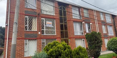 SE VENDE APARTAMENTO EN PARQUES DEL CAMPO ETAPA 2
$230.000.000 ¡Precio negociable! 
Se vende acogedor apartamento ubicado en Parques del Campo Etapa 2, un barrio tranquilo, y familiar. Perfecto para quienes buscan comodidad, buena ubicacion y un espacio listo para habitar.
Segundo piso – Estrato 3
Área privada: 54 m²
Área construida: 54 m² + 6 m² de patio
Antigüedad: 27 años
El apartamento cuenta con una distribución funcional y muy bien aprovechada:
3 habitaciones con buena iluminación
1 baño
Sala–comedor amplia
Cocina integral en excelente estado
Patio ideal para zona de ropas 
Parqueadero comunal, con fácil acceso y buena disponibilidad.
Administración: $130.000 (descuento por pago dentro de los primeros 5 días del mes).

Este espacio es ideal para familias o parejas que buscan un lugar cómodo y bien ubicado. Es una excelente oportunidad para vivir en un sector tranquilo, consolidado y con todo a la mano: transporte, parques, comercio y vías principales.
Contáctame!