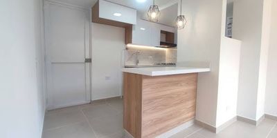 Apartamento en arriendo en San Antonio de Prado, ubicado en Prado Campestre. Cuenta con 3 habitaciones, 2 closets, 1 vestier, sala comedor, cocina integral, 2 baños y zona de ropas. La unidad ofrece parqueaderos comunes, portería 24 horas, gimnasio, salón social, lavandería, zona de asados, parque infantil, chorros de agua y zonas verdes. Excelente ubicación cerca de UVA El Paraíso, rutas de buses 247, supermercados y espacios culturales. Contáctanos en Epicasa.