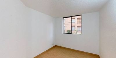 Apartamento en venta de 35m2, con vista interior, ubicado en un 1er piso (Torre 18 Apto 104), acceso por hall de la torre. Consta de 2 habitaciones, 1 baño, sala comedor, cocina integral y zona de lavandería. Tiene piso ceramico en todas sus zonas. El conjunto cuenta con zona social, zonas verdes, parque infantil y vigilancia privada las 24 horas. Cerca a centros comercial como Plaza Imperial; cerca a almacenes de cadena como Surtimax, Tiendas D1, Tienda Ara, Éxito, Jumbo; cerca a colegio Gerardo Ramírez Ramírez; cerca a estación de Transmilenio Portal de Suba; Vías de acceso por la Avenida Carrera 113B y Carrera 111 Bis.
 h_property_nid_ref:  30914840833
 h_property_uuid_detail:  5009ceaa-1912-4607-aee0-274f477e4d07
 ubicacion: Bogotá,Tuna Baja
 Inmueble ofertado por nuestro aliado HABI.