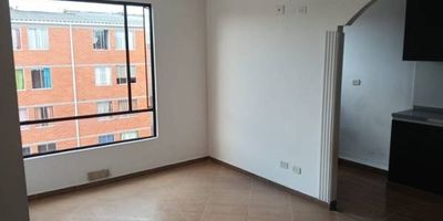 Apartamento en venta de 59m2, con vista interior, ubicado en un 6to piso (Torre 8 Apto 604), acceso por escaleras, parqueadero comunal. Consta de 3 habitaciones, 1 baños, sala comedor, cocina integral y zona de lavandería. Tiene piso laminado en habitaciones y ceramico en baño, cocina y zona social. El conjunto cuenta con salon comunal, parque infantil, zonas verdes y vigilancia privada las 24 horas. Cerca a centro comercial MiraFlores; cerca a tiendas y supermercados de barrio; cerca a colegio Minuto de Dios Ciudad Verde ; cerca a universidad UNAD - Ciudad Verde; cerca a paraderos de transporte publico e intermunicipal; Vías de acceso por la Calle 33 y Carrera 38.
 h_property_nid_ref:  31582717032
 h_property_uuid_detail:  8f75dada-ed51-4b71-af2c-41fc838da604
 ubicacion: Soacha,Ciudad Pacifica
 Inmueble ofertado por nuestro aliado HABI.