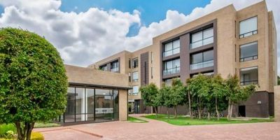 Senior Suites Guaymaral – Suite para adulto mayor independiente
Hermosa suite en exclusivo proyecto diseñado para el adulto mayor activo. Ideal para vivir con comodidad, seguridad y servicios especializados.
Características de la suite
	•	Monoambiente con excelente iluminación
	•	Cocina abierta tipo americana (horno, extractor, estufa eléctrica)
	•	Baño privado
	•	Walking closet 
	•	Zona de lavandería independiente
	•	Piso laminado 
	•	Balcón 
	•	Depósito en el mismo piso
	•	Piso 3 con Shut de basura
Zonas comunes
	•	Piscina climatizada, spa, sauna y turco
	•	Gimnasio, zona para masajes, canchas de tenis y amplias zonas verdes
	•	Recepción y lobby, sala de cine, auditorio, sala de lectura, oratorio, enfermeria.
	•	Parqueadero cubierto y bahías de parqueo
	•	Conjunto cerrado con vigilancia 24/7 y acceso con tarjeta
	•	Dos Ascensores por torre
	•	Terraza y balcones comunales