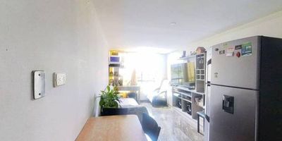 Apartamento en venta de 62m2, con vista exterior, ubicado en un 4rto piso (Torre 4, Apto 503), acceso por escaleras. Consta de 3 habitaciones, 2 baños, sala comedor, cocina integral y zona de lavandería. Tiene piso cerámico en todas sus zonas. El conjunto cuenta con zonas verdes, zona de niños, gimnasio, salón comunal y vigilancia privada las 24 horas. Cerca a centro comercial Prado Verde, Miraflores y Jardín Verde; cerca a almacenes de cadena como Olímpica y Surtimax; cerca a colegios La Unidad y Minuto de Dios Ciudad Verde; cerca a universidades UNAD y UNIMINUTO; cerca a estación de Transmilenio San Mateo y Terreros; Vías de acceso por la Calle 15 y Transversal 40.
 h_property_nid_ref:  45676197506
 h_property_uuid_detail:  4cb753d2-f3dc-4824-b3e9-cae08baca349
 ubicacion: Soacha,Ciudad Verde
 Inmueble ofertado por nuestro aliado HABI.