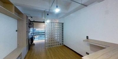 Apartamento en venta de 30M², con vista exterior, ubicado en un 6to piso (Torre 1 Apto 610), acceso por ascensor. Consta de 1 habitación, 1 baño, sala comedor, cocina integral y zona de lavandería. Tiene piso laminado en habitación, zona social y cocina y cerámico en baño. El conjunto cuenta con coworking, zona BBQ, salón comunal, gimnasio, zona de niños y vigilancia privada las 24 horas. Cerca a centros comerciales Belaire Plaza, la Gran Manzana; cerca a almacenes de cadena como Surtimax; cerca a colegios Agustín Fernandez, Casablanca; cerca a universidad San Buenaventura; cerca a estaciones de SITP; Vías de acceso por la Carrera 7 y Carrera 9.
 h_property_nid_ref:  47436093198
 h_property_uuid_detail:  f3eae60b-557e-4224-a457-8e93b9d8890e
 ubicacion: Bogotá,Bosque los Pinos
 Inmueble ofertado por nuestro aliado HABI.