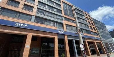 Local comercial con destinación y uso de oficina bancaria, distribuido en un nivel con mezzanine. Cuenta con depósito, archivo, bóveda, cuarto de maquinas, cocina, área de lavado y dos baños, garajes (6 cupos de parqueo). Vetustez 32 años. Agendamiento visita directamente con el banco.