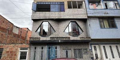 4 Salas, 4 Comedores, Estudio, 4 Baños, 8 Habitaciones, 4 Cocinas, 3 Patios interiores, Garaje Doble.