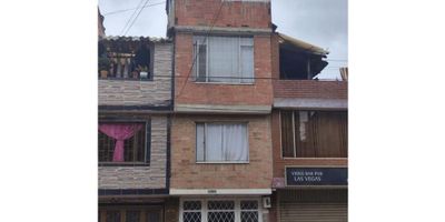 Se vende casa con potencial para remodelar ubicada en una zona residencial tranquila. La casa tiene una distribución que permite múltiples posibilidades de remodelar a su gusto y estilo, consta con cuatro habitaciones y tres baños, cocina, sala comedor, cerca de vías principales, comercio, iglesias, colegios. Aprovecha esta oportunidad para invertir y generar rentabilidad.