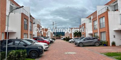 DALA Inmobiliaria vende acogedora casa esquinera en Chia,Cundinamarca, consta de, sala con chimenea, comedor independiente, cocina integral, zona de lavandería, zona verde, estudio o alcoba, comedor auxiliar, baño auxiliar, segundo nivel: habitación principal con baño privado y walk in closet, una habitación auxiliar, un baño completo, tercer nivel: habitación con closet baño y terraza, la casa cuenta con dos parqueaderos descubiertos, conjunto cerrado, parque infantil, salón social, cerca de transporte público,

No pierdas la oportunidad de vivir en un sector tranquilo y con todas las comodidades, contáctanos ahora y agenda tu visita, Si estás buscando inmobiliarias en Chía, somos tu mejor opción. También manejamos Bienes Inmuebles en Cajicá y Cota, cod 1954 S
