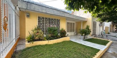 Se vende casa independiente con espacio aéreo disponible, en el barrio boston, se vende casa en barrio boston BarranquillaConsta de 159mt2 de área construida de la casa y un metraje de terreno de 256 útiles, con oportunidad de construir 2do y 3er piso Agenda tu cita 