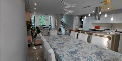 PRADOMAR, PUERTO COLOMBIA, ATLÁNTICO, vendemos casa de lujo, ubicada en exclusivo conjunto cerrado, esta en excelente estado, tiene espacios amplios, generosos, ventilados y claro, sus pisos son en porcelanato.
MEDIDAS.
Tiene 270 metros de área construida en 3 niveles, estrato 4, construida en el 2019.
REPARTO NIVEL 2
Tiene un espacio amplio donde encontramos Sala independiente, comedor, cocina integral abierta, dotada con elementos de calidad 1A, baño social, terraza externa, pisos en porcelanato de placas grandes.
REPARTO PLANTA BAJA.
Estudio abierto que se integra con oficina, baño social completo, patio tropical, zona de labores, cuarto y baño servicio, 2 garajes cubiertos, depósito.
REPARTO NIVEL 3.
Tiene 3 alcobas, 3 baños, estar de alcobas, closet de linos
ALCOBAS.
3 en total, todas con baños, principal con vestidor.
BAÑOS.
6 en total, 3 para alcobas, 2 sociales, 1 es completo y 1 de servicio.
COCINA.
Italiana, dotada con lava vajillas, torre de hornos, con productos kitchenaid.
PLUS.
Algunos muebles empotrados se quedan.
SONIDO.
Se vende aparte.
CONJUNTO.
Tiene 10 casas, piscina, planta eléctrica para áreas comunes, celaduría diurna hasta las 4 pm, tele portero, parqueadero visitantes externo, jardines, cerramiento.
EXTERIORES.
Cerca de hoteles, supermercados, comercios, restaurantes, transporte público.
PRECIOS.
$ 891.000 administración.
$ 1.250.000.000 venta.
