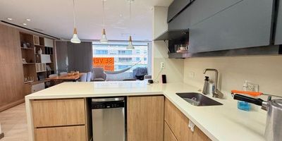 Apartamento con 3 habitaciones la principal con Vestier, amplio y baño, alcobas auxiliares con closet cada una, baño completo para las auxiliares, biblioteca, cocina abierta con lavaplatos eléctrico, zona de ropas amplia independiente, baño de visitas, gran área social salón comedor, sala, balcón grande integrado al área social con salida de gas para BBQ.
ADMON: $ 632.000
PREDIAL $ 1.276.000 TRIMESTRAL

Vigilancia 24 horas, juegos infantiles, piscina para adultos y niños, salón social, sauna, turco, cancha múltiple, gym, zonas verdes, cancha multipropósito, squash.