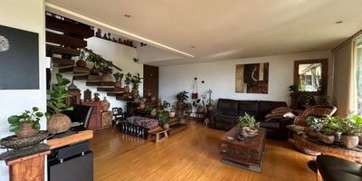 Apartamento dúplex, 134,7 M2,  primer nivel: Amplia cocina abierta, zona de ropas, 
salón comedor, amplio balcón con vista a zona verde integrado al área social, baño social.
segundo nivel con 2 alcobas, principal cuenta con amplio baño y vestier, alcoba auxiliar cuenta con closet y baño.
PREDIAL: $ 1.780.000 TRIMESTRAL APROX
ADMON: $ 834.000 APROX

coworking, salón social, gym,
zonas verdes, vigilancia 24 horas

Incluye 2 parqueaderos sencillos
 y útil