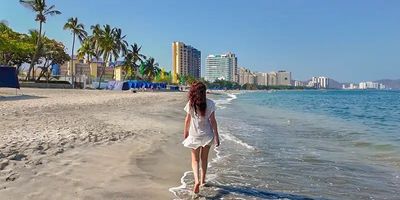 A solo 2 cuadras de la mejor playa de Santa Marta: Irotama-Hilton. Al lado del exclusivo CC ZAZUE. Estrato 4. Tranquilo. AMOBLADO. Directamente, no inmobiliarias.