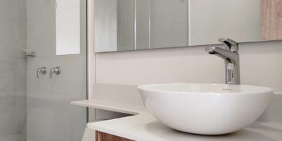 La unidad ofrece un apartamento en el piso quince con setenta y dos metros cuadrados distribuidos en dos alcobas, cada una con vestier, sala, comedor, cocina y zona de ropas. El espacio incluye un balcón con buena iluminación y ventilación. Cuenta con parqueadero cubierto e independiente equipado con conexión para vehículo eléctrico, además de un cuarto útil. El inmueble se encuentra en la parte baja de la Loma de San José en Sabaneta, una zona de fácil acceso y en crecimiento residencial.