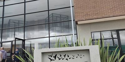 Apartamento en el centro de Cajicá, frente a la estación del tren de la sabana. Conjunto con vigilancia privada, zonas comunes que incluyen Club social, zonas BBQ, cancha múltiple, zona pet, salas de coworking, gimnasio, jacuzzi, piscina climatizada. Súper ubicación cercana a transporte público, parque principal de Cajicá, clínicas, centros comerciales y universidades Sabana y Militar.
Venta directa con el propietario.