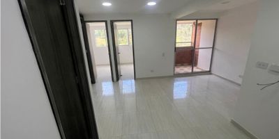  

Código 964FR896

Hermoso apartamento de 56 m² con vista exterior y excelente distribución. Ubicado en piso con acceso por ascensor, ideal para vivir o invertir.

✨ Características del inmueble:


 
 3 habitaciones
 
 
 2 baños
 
 
 Sala comedor amplia
 
 
 Cocina integral
 
 
 Balcón con vista exterior
 
 
 Zona de lavandería
 
 
 Piso en cerámica en todo el apartamento
 


? Urbanización Mi Mundo – Terranova


 
 Salón social
 
 
 Parque infantil
 
 
 Parqueadero de visitantes
 
 
 Vigilancia privada 24/7
 


? Ubicación estratégica

Cerca de:


 
 CC Puerta del Norte, Plaza Beillín, Niquía
 
 
 Tiendas D1 y Éxito
 
 
 Colegio Betsabé Espinal
 
 
 Estación Niquía – Metro e integrados
 
 
 Acceso por Av. 31 y Calle 66
 

