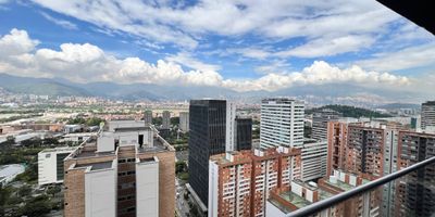 Aparta estudio con muy buena ubicación y  con amplios espacios e iluminados, cerca a la zona mas central de ciudad del rio poblado.