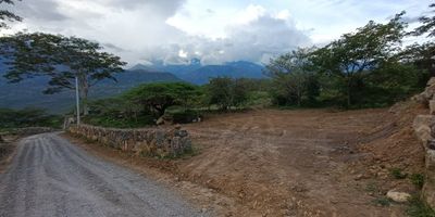 Parcelas en venta en el pueblito turístico de Barichara - Santander!¡¡¡ PRECIO DE LANZAMIENTO ¡¡¡¡¡ Con una vista espectacular a las montañas y un clima cálido perfecto para disfrutar al aire libre. Los lotes tienen un área  de 2500m² de espacio para construir la casa de tus sueños.  ¡No te pierdas esta oportunidad de vivir en un paraíso natural! Con los servicios públicos  de Agua y energía eléctrica disponibles para cada una  de las Parcelas, también se encuentran desenglobadas, cada una se entrega con escritura pública independiente! Y lo mejor a solo 10 minutos  de Barichara. Con acceso a los lotes por vía carreteable.  Financiación directa con el propietario hasta el 70%. ¡Contáctanos ya y haz de en este lote el lugar perfecto para tu descanso o si lo prefieres como una inversión económica para construir cabañas turísticas !