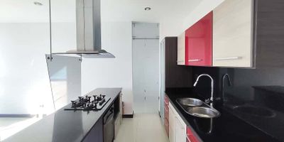 Hermoso apartamento en renta en Pinares, ubicado en un sector exclusivo. Cuenta con 101 m² distribuidos en tres habitaciones amplias; la habitación principal dispone de vestier, balcón y baño privado, mientras que las otras dos habitaciones cuentan con closet. Tiene dos baños completos, sala comedor muy amplia con acceso a un balcón, cocina integral, zona de ropas independiente y cuarto de servicio con baño privado. El apartamento ofrece excelente iluminación y muy buena vista. El conjunto cuenta con piscina, salón social, parque infantil, turco, sauna y parqueadero cubierto. ¡Ideal para quienes buscan confort y una ubicación privilegiada!