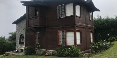 Se vende linda casa campestre en el lago Calima.  Excelente ubicación, condominio