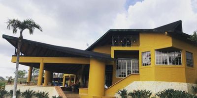 Único dueño. Lote comprado hace 30 años. 
Impuestos al día, libre de cualquier gravamen. 

Casa diseño mariposa por niveles, cocina abierta tipo americana, 4 habitaciones, 4 baños, 1 atico con habitación, sala de start y balcón. Sala interna con chimenea, sala de televisión, comedor interno y externo. Terraza amplia con vista panoramica espectacular. 
Piscina amplia con niveles, jacuzzi con calefacción, trampolin. 
Finca posicionada en airbnb como superhost hace varios años, con posibilidad de renta e ingresos mensuales.

Áreas aproximadas: 
Área casa: 532 mts
Área 6 pesebreras: 321 mts
Área casa Mayordomo (independiente): 70mts
Área piscina: 225 mts 
Área lote real: 5957 mts  
Área lote según escritura: 4979 mts 
Total Área construida: 1328 mts 

Áreas sociales de la parcelacion: kiosko, piscina, salón Social, cancha basquetbol, senderos, rio y cascada. Acueducto propio.
Porterías con seguridad cctv, personal y accesos electrónico