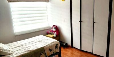 Tu 360 DSI-797

Apartamento para la venta ubicado en el barrio Santa Helena de Baviera, al lado de Mazuren. Consta de 68 metros distribuidos en 3 habitaciones, 2 baños, sala comedor, cocina integral, piso 3 acceso por escalera y bien iluminado porque su vista es exterior. El conjunto donde se encuentra ubicado tiene salon social, parque infantil y bicicletero. El parqueadero es propio y descubierto. Además, el sector se encuentra rodeado de zonas verdes y parques para el disfrute de familias con niños y mascotas. Cerca de la Autopista norte, estación de Transmilenio Calle 146, Av. Villas, Av. La Sirena. Parque Colina, centro comercial Mazuren y a minutos de colegios. Contáctanos para mas información o para programar cita y conocer esta gran opción de vivienda.
