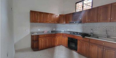 ¡Excelente oportunidad en Envigado! Casa en Mesa, un sector residencial y comercial, con excelente ubicación y acceso a servicios y transporte.

 

Este apartamento de 120 metros cuadrados ofrece:

- 4 habitaciones con 3 closet y un vestier

- 2 baños

- Cocina integral con red de gas

- Terraza amplia

- Piso en cerámica

- Primer piso

 

Ubicado cerca de la Universidad de Envigado y el parque principal, con acceso a tiendas y servicios. Estrato 3, código S-1522.

 

Disfruta de la comodidad y el estilo de este apartamento, ideal para familias o profesionales que buscan un lugar seguro y con acabados modernos. ¡Contáctanos para programar una visita!"
