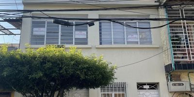 Se vende casa Bifamiliar en Cali, barrio 20 de Julio, 190m2 construidos, 1 piso: con 3 habitaciones, 2 baños, 2 patios, zona de oficios, cocina y estudio, sala y comedor. 2 piso:  remodelados 3 habitaciones, 2 baños, sala, comedor y zona de oficios. Casa con amplios espacios e iluminación natural. Ubicada a dos cuadra de Comfandi Del Prado, fáciles vías de acceso. Valor venta $350,000,000 negociables