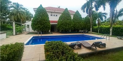 ID 9345758, SE VENDE CASA CAMPESTRE, VIVIR COMO EN UN CLUB, CON UN ESTILO DE VIDA QUE COMBINA LA TRANQUILIDAD Y LA CONEXION CON LA NATURALEZA DE UN ENTORNO RURAL CON LAS COMODIDADES DE UN CLUB SOCIAL Y RECREATIVO, DISFRUTANDO ACCEDIENDO A INSTALACIONES COMO PISCINA Y CANCHAS DEPORTIVAS, KIOSKO EN PALMA, SENDEROS PEATONALES Y ZONAS VERDES, FOMENTANDO UNA ACTIVIDAD FISICA Y UN ESTILO DE VIDA SALUDABLE. CERCA UNIVERSIDADES, AEROPUERTO LOS GARZONES, SUPERMERCADOS Y COMERCIO EN GENERAL,

LA CASA CONSTA DE 5 HABITACIONES, CON CLOSET Y BAÑOS VESTIER, COCINA AMPLIA INTEGRAL, 2 BAÑOS SOCIALES, ZONA DE LABORES, 3 BALCONES TERREZA, HABITACION DE LA EMPLEADA CON BAÑO Y CLOSET, ESTUDIO, PATIO, KIOSKO,, PISCINA  Y CANCHA DEPORTIVA.

SU VALOR ES NEGOCIABLE APROVECHA ESTA OPORTUNIDAD Y VIVA EN UN CLUB FAMILIAR.
