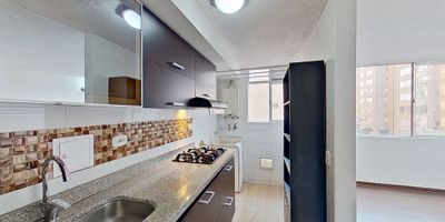Apartamento disponible en Solsticio Parque Residencial Etapa 4. Este inmueble se encuentra en un tercer piso, dentro de un conjunto cerrado de 15 niveles con ascensor. Cuenta con una antigüedad de 10 años y ha sido remodelado, ofreciendo espacios cómodos y en excelente estado.

El apartamento está distribuido en sala comedor, sala de estar, cocina integral y baño. Sus pisos en cerámica tanto en área social como en habitaciones facilitan la limpieza y el mantenimiento.

Una opción ideal para quienes buscan vivienda en un sector tranquilo, con buenas zonas comunes y fácil acceso a servicios y transporte. Si deseas ampliar información o programar una visita, estaré atenta para acompañarte en cada paso del proceso.

 

H2
