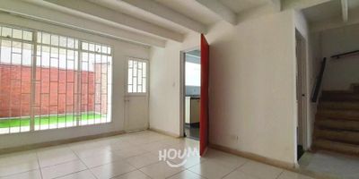 [ARR] ID HOUM: 162716

Entérate de todos los beneficios al arrendar con nosotros:
    • Asistencia e intermediación con el propietario
    • Firma tu contrato online
    • Arrienda sin burocracia, sin papeleos ni notarías

Casa en arriendo, ubicada en el barrio Viscaya, con una superficie construida de 160.00 m² y superficie total de 180.00  m². 

Sus principales características son:

    • No amoblado
    • 4 dormitorios
    • 4 baños
    • Admite mascotas
    • 2 parqueaderos
    • Año de construcción: 2020
            
Si arriendas con nosotros, te brindamos asesoría personalizada durante todo el proceso.
        

Requisitos para arrendar con nosotros:

    • Arrienda sin codeudor*, fácil, rápido y seguro
    • Demuestra un ingreso mensual neto de al menos 2.5 veces el valor del arriendo (los ingresos mensuales se pueden complementar por las personas que vivirán en este inmueble)
    • Completa tu información básica y mándanos tus extractos bancarios o documentos que demuestren tus ingresos
    • No debes tener reportes negativos en centrales de crédito
        

IMPORTANTE:

    • Te invitamos a agendar una visita a esta propiedad
    • Si tienes alguna duda por favor puedes solicitar más información desde los portales como también contactarte directamente con nosotros
    
Más que una inmobiliaria, somos Houm.
*Aplican T&C