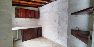 ¡Oportunidad única en Itagüí! Apartamento en Calatrava, un sector residencial tranquilo y seguro, con excelente ubicación y acceso a servicios y transporte.

 

Este apartamento-estudio de 42 metros cuadrados ofrece:

- 1 habitación con closet

- 1 baño

- Cocina sencilla

- Sala comedor amplia

- Piso en cerámica

- Terraza

- Segundo piso

 

Ubicado cerca del SENA de Calatrava y el parque de la familia, con acceso a tiendas D1 y muy buen transporte. Estrato 3, código S-1525.

 

Disfruta de la comodidad y el estilo de este apartamento, ideal para profesionales o estudiantes que buscan un lugar seguro y accesible. ¡Contáctanos para programar una visita!
