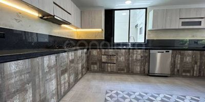 472-8196 Conaltura Inmobiliaria presenta esta espectacular casa finca en arriendo de 500 m², ubicada en la exclusiva Transversal de la Montaña en Envigado, un entorno natural y tranquilo con una vista privilegiada hacia las montañas del sur del Valle de Aburrá. El inmueble cuenta con 4 amplias alcobas, 5 baños, 2 vestiers, 2 clósets, 2 balcones, sala comedor independiente, estudio, patio, cocina integral moderna, zona de ropas, y parqueadero techado doble. Además, dispone de amplias zonas verdes, iluminación LED, lámparas, zona de BBQ , ofreciendo un ambiente acogedor y elegante.