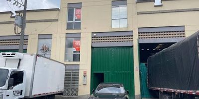 Bodega en arriendo en 3 niveles, área completamente abiertas, espacios con muy buenos acabados, anteriormente ocupada por empresa del sector de la confección. La propiedad está en unidad cerrada, el canon es más IVA e incluye la cuota de administración