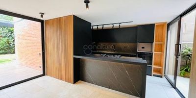 472-8347 Conaltura Inmobiliaria ofrece en arriendo esta espectacular casa campestre de 310 m², ubicada en el exclusivo sector El Escobero de Envigado, una zona residencial de alta valorización, rodeada de naturaleza y con excelente acceso a vías principales. El inmueble cuenta con 3 alcobas, 3 clósets, 5 baños, 2 vestiers, 2 balcones, 2 niveles internos, sala comedor independiente, estudio, cocina integral tipo americano equipada con estufa, horno y calentador a gas, zona de ropas, chimenea, antejardín, iluminación LED, lámparas y puerta de seguridad. Incluye parqueadero cubierto doble lineal y cuarto útil, brindando amplitud y comodidad. La unidad cerrada ofrece portería y vigilancia 24 horas, ascensores, salón social, gimnasio, juegos infantiles, piscina para adultos y niños, cancha de futbol , sauna, turco, terraza BBQ, parqueadero de visitantes, zonas verdes, vista panorámica y solárium. Ubicada cerca del Mall City Plaza, Mall Guadalcanal y con fáciles rutas de acceso hacia la Loma del Escobero, esta propiedad combina el confort de una vivienda moderna con la tranquilidad del entorno campestre.