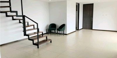 Apartamento para la venta en el poblado, cuenta con: 163m², 4 alcobas 3 con baño, 4 baños y medio, Cuarto de linos, habitación del servicio con baño, Zona de ropas independiente, 2 Parqueaderos y cuarto útil, Piscina para adultos y niños, Zona de BBQ, Salón de juegos para niños, Gimnasio moderno y dotado, Sauna y turco, Cancha de fútbol, parque infantil, Cancha de squash, Zonas verdes y senderos, Salón social, Portería y vigilancia 24/7, cerca a la iglesia padre marianito, carulla, oxxo, cerca al túnel de Oriente, universidad ces, centros comerciales, un lugar muy tranquilo y agradable.

 
