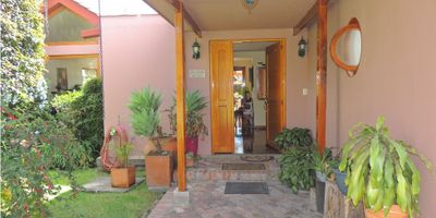 CODIGO 8306FR268 Si usted lo que quiere es vivir con su familia en una casa donde abunden los espacios verdes, muy cerca de la ciudad, con la tranquilidad del campo, ésta es la casa para usted y su familia.

En Guaymaral, en uno de los Conjuntos residenciales con mayor tradición, en un lote de más de dos mil metros cuadados,  casa de un solo piso, con una área construída de doscientos cincuenta y siete metros cuadrados,lcon jardines magníficos.

La casa se encuentra a dos minutos del puente de La Balsa y a conco minutos del Centro Comercial de BIMA.

Venga, conozca y enemorese de ésta casa.
