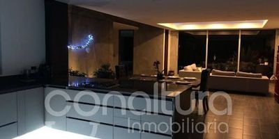 472-7961 Conaltura Inmobiliaria te ofrece en venta una majestuosa casa de lujo en Alto Escobero, Envigado, diseñada para quienes buscan exclusividad, amplitud y el máximo confort. Con un área construida de 514 m sobre un lote de 1.095 m, esta propiedad cuenta con 4 alcobas cada una con baño, alcoba de servicio, 7 baños en total, amplia cocina abierta, sala comedor, zona de ropas, jardín interior y deck con zona BBQ. Además, dispone de sala de cine, espejo de agua interior, jacuzzi, turco y parqueadero cubierto para 3 vehículos. Su arquitectura moderna y los acabados de lujo se integran con la naturaleza para brindar una experiencia de vida única en un entorno exclusivo y tranquilo. La parcelación ofrece seguridad 24 horas y está ubicada cerca a la portería, en uno de los sectores más privilegiados de Envigado.
