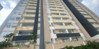Espectacular apartamento en alquiler, en altos de Pance. Piso 14. Área 98m2. Consta de salacomedor, balcón con agradable vista, dos habitaciones con baño, principal con balcón, cocina integral y zona de oficios. Cuenta con las acometidas para aires acondicionados, dos parqueaderos en sótano lineales. El conjunto cuenta con zonas verdes, parques, ciclo rutas, vías de acceso, cerca de colegios y universidades. El canon incluye la administración. INFO 3006569966 APJ 