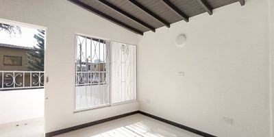 Te presentamos casa en el sector de san Javier una espectacular y confortable. ofreciendo 187 mts aproximados. Es muy espaciosa y cuenta con excelentes acabados. Encontrarás sala, comedor, 5 alcobas y 2 baños. La casa incluye cocina integral. Además, disfruta de patio, balcón y piso en porcelanato. Adicionalmente, cuenta con un amplio espacio de parqueo descubierto. El valor comercial es de $ 6.200.000.
