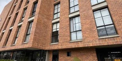 El apartaestudio está ubicado en Cedritos, un sector residencial de Usaquén con excelente conectividad gracias a su cercanía a la Autopista Norte, la Carrera 9 y la Calle 140. Cuenta con fácil acceso a rutas del SITP, estación de TransMilenio cercana y ciclorrutas. En el entorno inmediato hay supermercados, parques, cafés, zonas comerciales, además de cercanía a centros comerciales como Palatino, colegios y servicios esenciales, ofreciendo un entorno seguro, tranquilo y de alta conveniencia. 