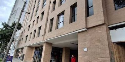 Apartaestudio en arriendo de 40 m² ubicado en el Barrio Centro Internacional, estrato 4. El inmueble cuenta con sala/comedor, una alcoba con clóset, cocina integral con estufa eléctrica, zona de ropas, dos baños, pisos laminados, calentador eléctrico, garaje comunal. El edificio ofrece ascensor, gimnasio, vigilancia, parqueadero para visitantes y vista panorámica. Con una antigüedad de 12 años, está ubicado en una zona tranquila y privilegiada, rodeada de universidades, colegios, almacenes de cadena y centros comerciales, con excelentes vías de acceso como la Av. Caracas, Cra. 13 y Av. El Dorado. Para más información comuníquese con el ejecutivo comercial Andres Caceres al celular o whatsapp 3160185955 o al correo andres.caceresinmobiliariasaliadas.com