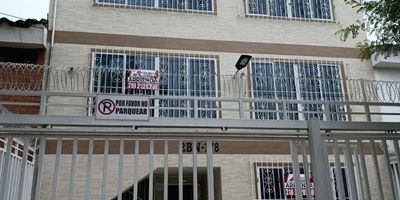 se alquila excelente apartamentos en edificio para estrenar, 1 piso 2 piso, 3 piso con garaje descubierto, 95 mts, iluminados ventilados, consta de: sala comedor amplia, cocina semi integral, con gabinetes superiores y inferiores, gas domiciliario, zona de oficios,  3 alcobas principal con baño, 2 baños sociales, garaje descubierto, cerca de colegios, universidades, clínicas, cerca de terminal transporte, cerca via aeropuerto, cerca supermercados, restaurantes, cerca estación del mío, buen transporte