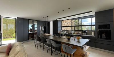 472-7960 Conaltura Inmobiliaria te ofrece en venta una exclusiva casa de lujo en Loma del Escobero, Envigado, un lugar perfecto para disfrutar de amplitud, naturaleza y un estilo de vida único. Con 350 m² construidos sobre un lote de 1.200 m², esta propiedad cuenta con 4 alcobas con baño (3 con balcón), alcoba de servicio, 5 baños, estudio, cocina abierta, sala, comedor y terraza cubierta. Además, dispone de parqueadero para 4 vehículos y cuarto útil. Su diseño moderno, los amplios espacios y la vista panorámica a las montañas hacen de esta casa un lugar incomparable. La unidad residencial ofrece exclusivas zonas comunes: canchas de squash, gimnasio, salón social, jacuzzi, parque infantil y portería 24 horas, garantizando comodidad, seguridad y bienestar. Ubicada en la Loma del Escobero Alto, un sector tranquilo y de alta valorización, con excelente conexión hacia Envigado y Medellín.