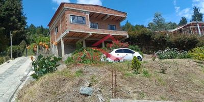 La casa se encuentra en el sector de San Cristóbal a 15 minutos de Medellín, cerca de la autopista al mar San Jerónimo – Medellín.
Cuenta con un lote de 400 m2 y un apartamento construido en obra gris de 90 m2, el cual consta de: 2 habitaciones una con closet, 1 baño, sala comedor, cocina integral sin red de gas, balcón, zona de ropas, sótano con un área aproximada de 50 m2, terraza, pozo séptico y zona de parqueo.

Para más informaciónwww.inmobiliariazar.comEmail: inmobiliariazarmedellin@gmail.comCelular en Colombia: 310 504 7543 - 310 275 68 11Teléfono: (604) 4238930Inmobiliaria ZAR S.A.S