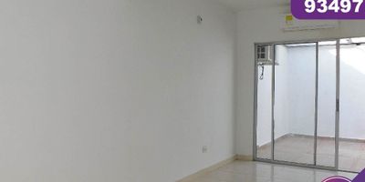 Casa dúplex  en arriendo  en la ciudad de Barranquilla ubicado en el barrio Ciudad Caribe,  con un área aproximada de 76.32mt2 , distribuidos en 3 habitaciones, 1 baño, sala - comedor, cocina semi integral,  zona de labores y 2 parqueaderos , buena distribución en sus áreas con buenos y modernos acabados, es fresco y acogedor, su entorno es tranquilo, residencial con cómodas vías de acceso y facilidad al transporte público cercano.