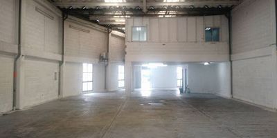 Bodega ubicada en unidad cerrada al norte del Valle de Aburrá, con excelentes vías de acceso, parqueadero para tractomulas, doble altura, energía trifásica. El canon es más administración de $1.461.900 