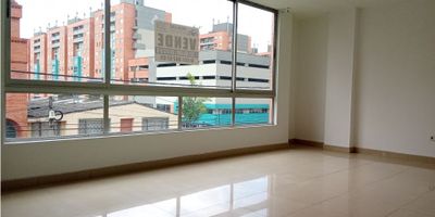 ? Vendo hermoso apartamento en Algarra 3 – Zipaquirá

Amplio y luminoso apartamento ubicado en edificio residencial, en el piso 3, con un área total de 100 m². Una excelente opción para quienes buscan comodidad, amplitud y una ubicación estratégica.

✨ Características del apartamento:

?️ Sala–comedor amplia y muy iluminada
?‍? Cocina integral
? Patio de ropas independiente
? Zona de estudio
?️ 3 habitaciones (2 con clósets empotrados en madera)
? 2 baños (incluye baño privado en habitación principal)

? Parqueadero y depósito:

? Depósito en primer piso
? Parqueadero asignado para un vehículo

? El apartamento es bastante iluminado, ventilado y con excelente distribución.
Una oportunidad ideal para vivir en una zona tranquila y residencial de Zipaquirá.

? Más información: 301 413 5110
